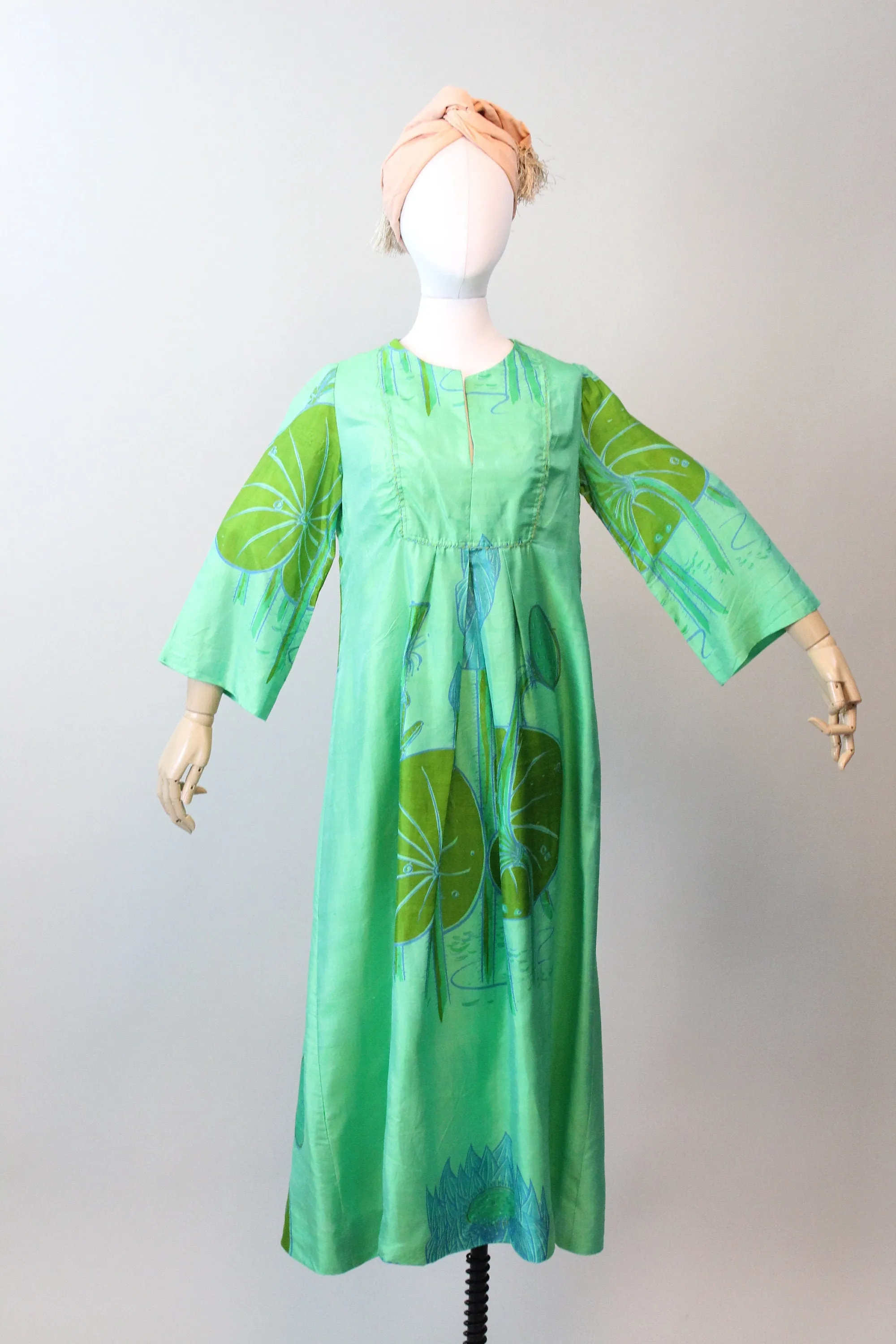 1970s SILK CAFTAN water lily print dress small medium | new spring