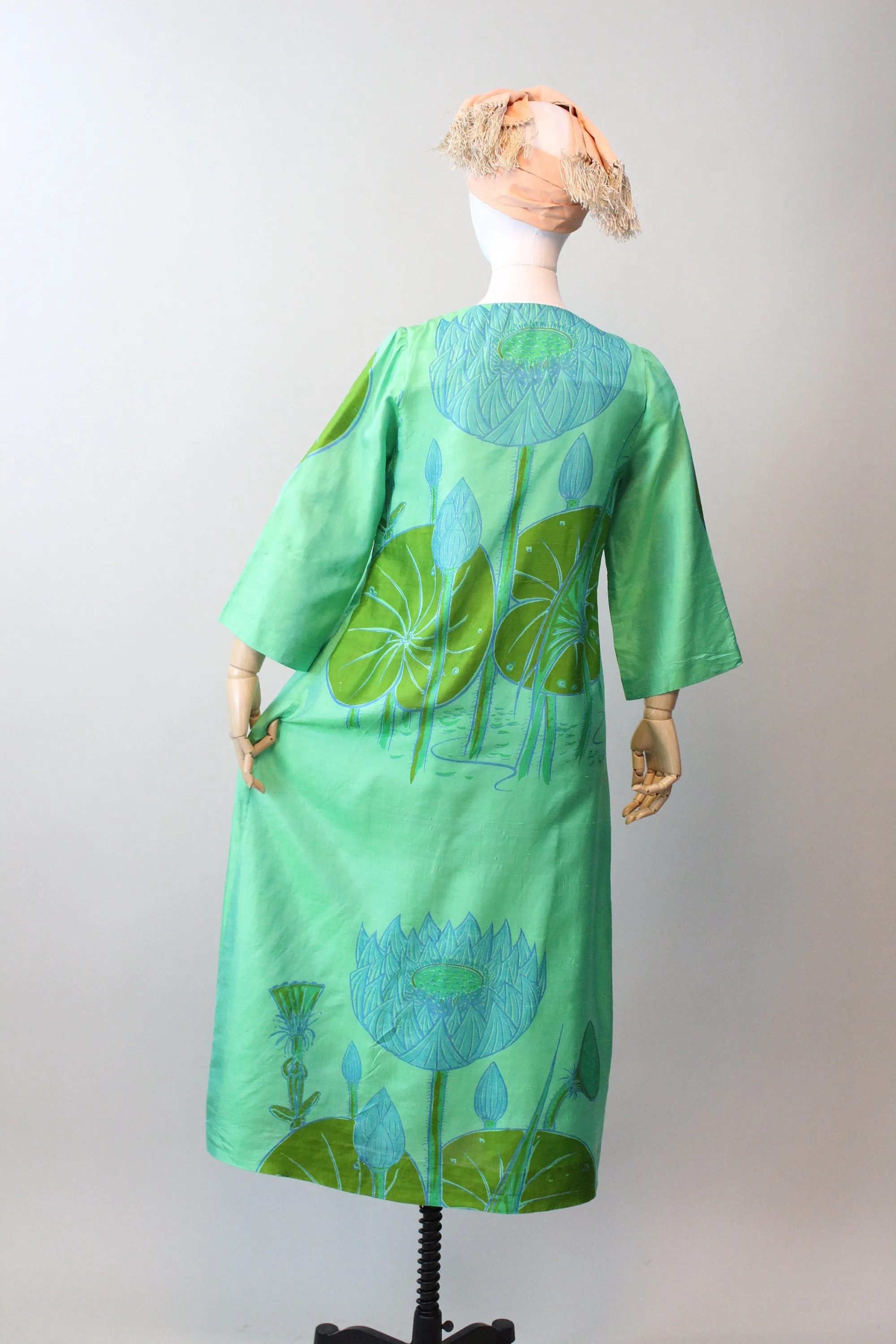 1970s SILK CAFTAN water lily print dress small medium | new spring