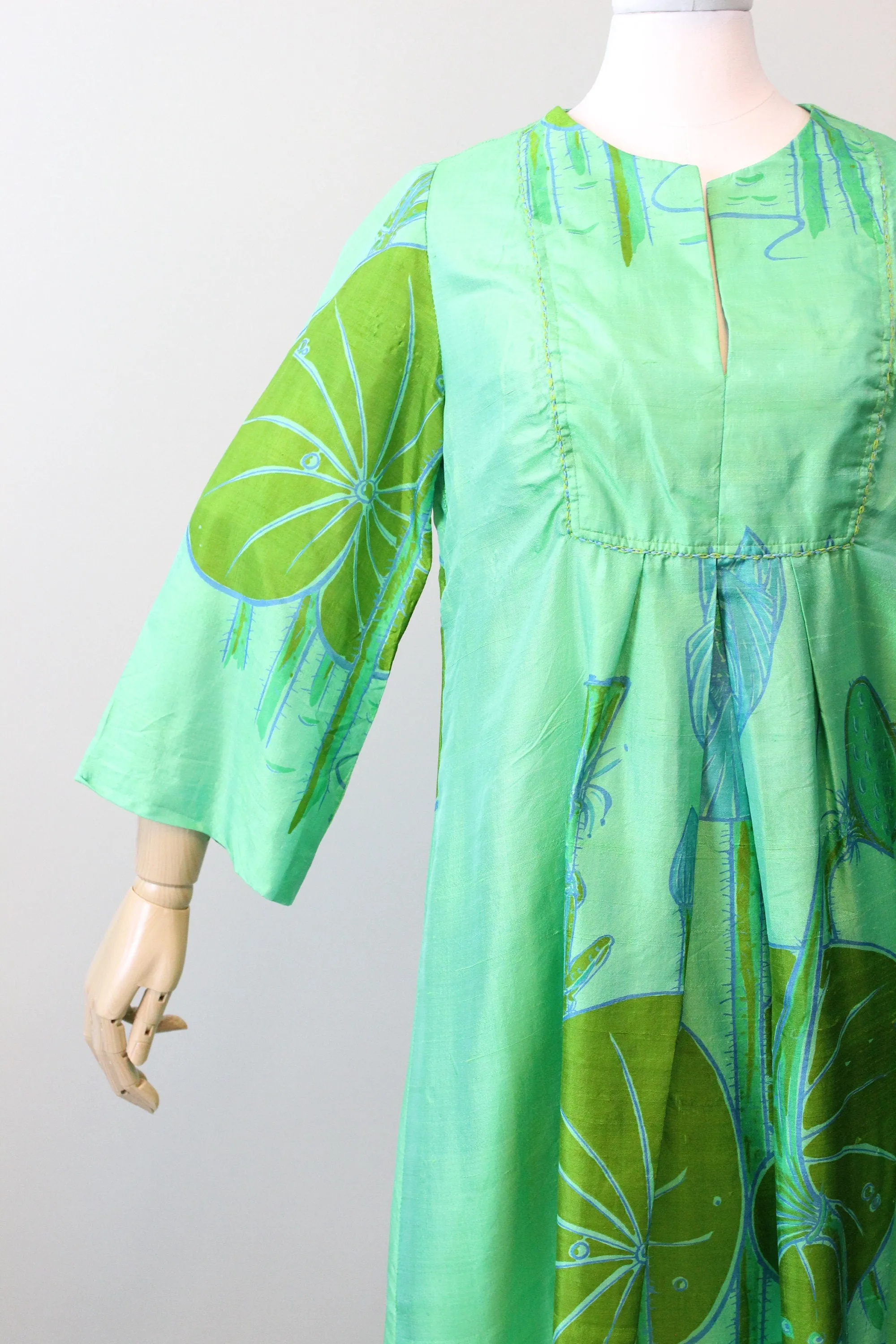 1970s SILK CAFTAN water lily print dress small medium | new spring