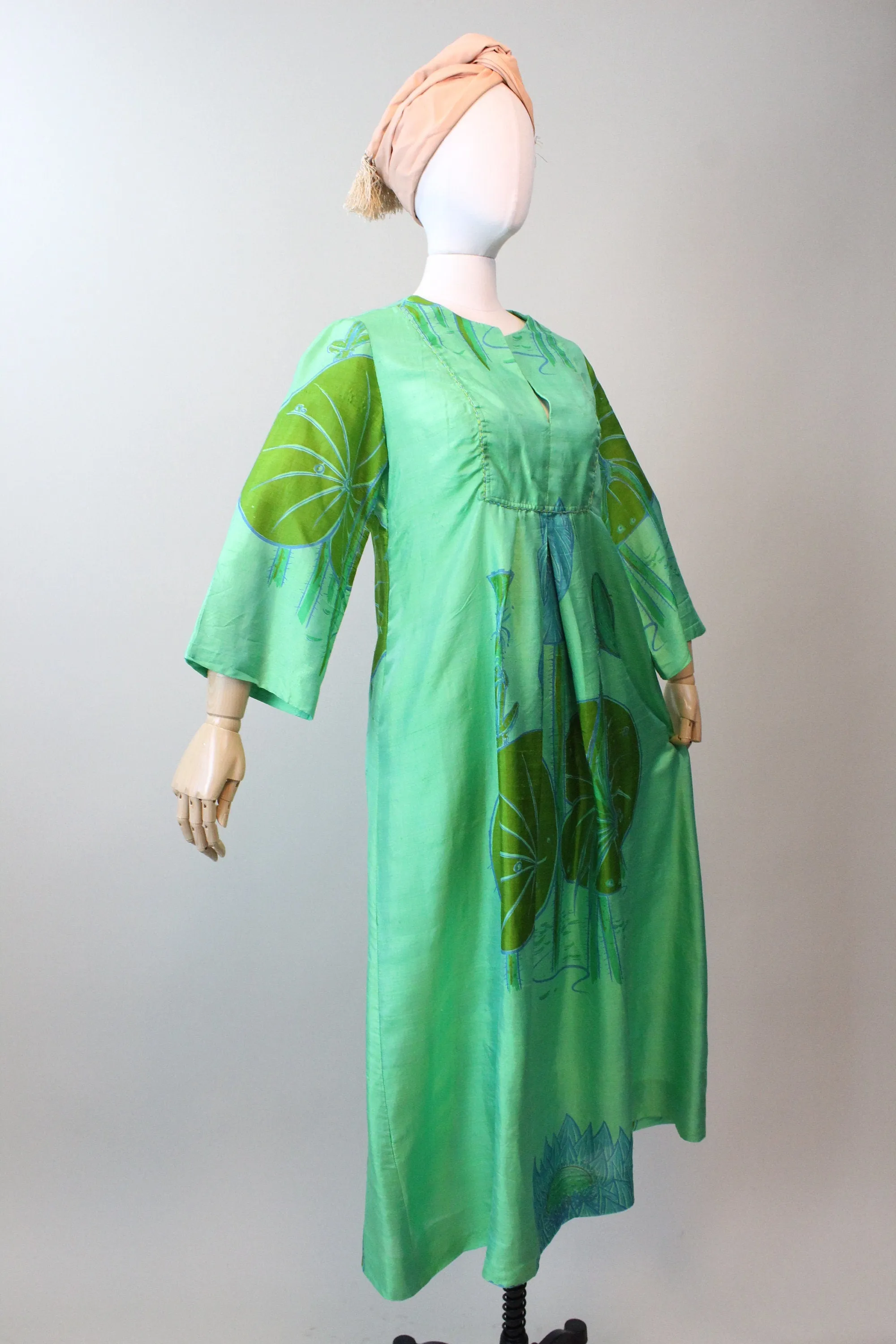 1970s SILK CAFTAN water lily print dress small medium | new spring