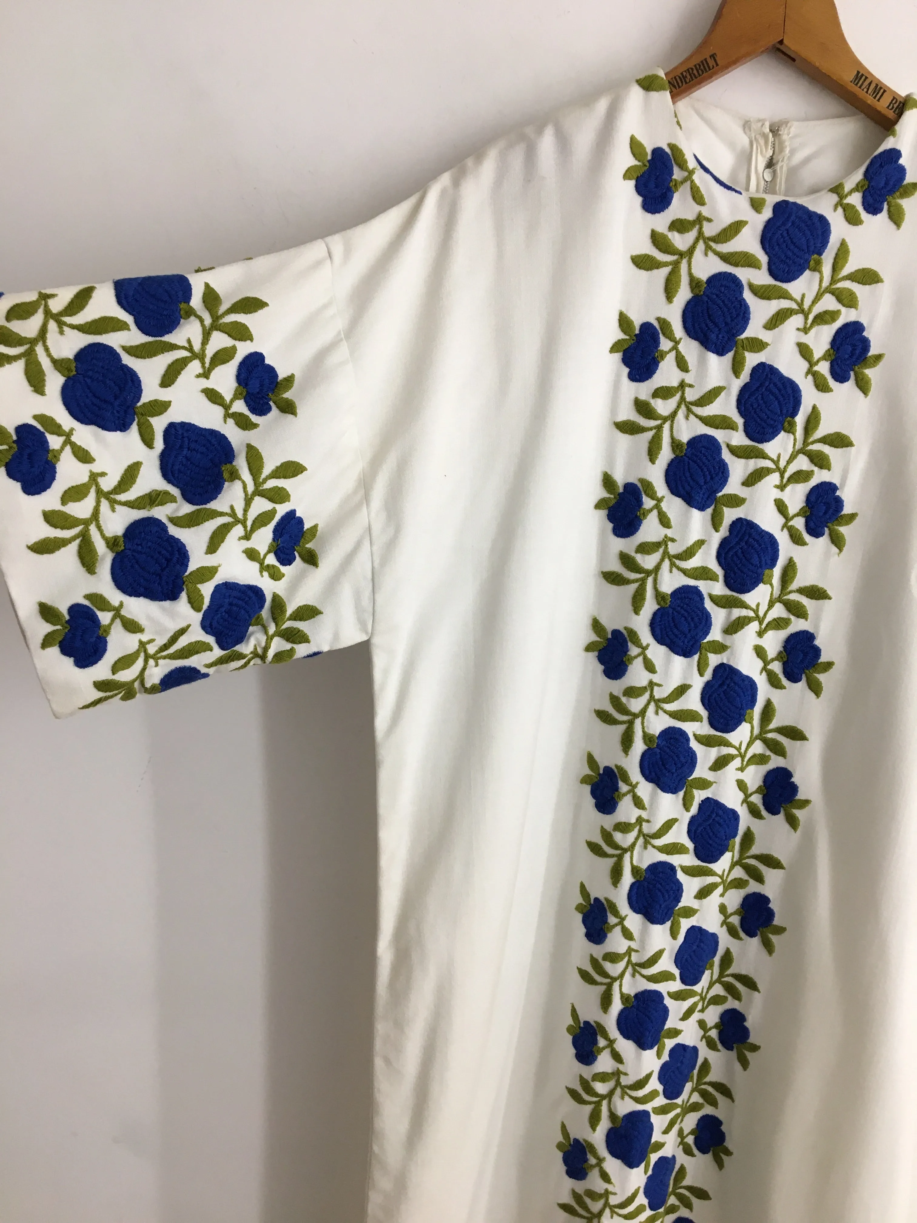 70’s HANDMADE EMBROIDERED SHEATH DRESS / MEDIUM