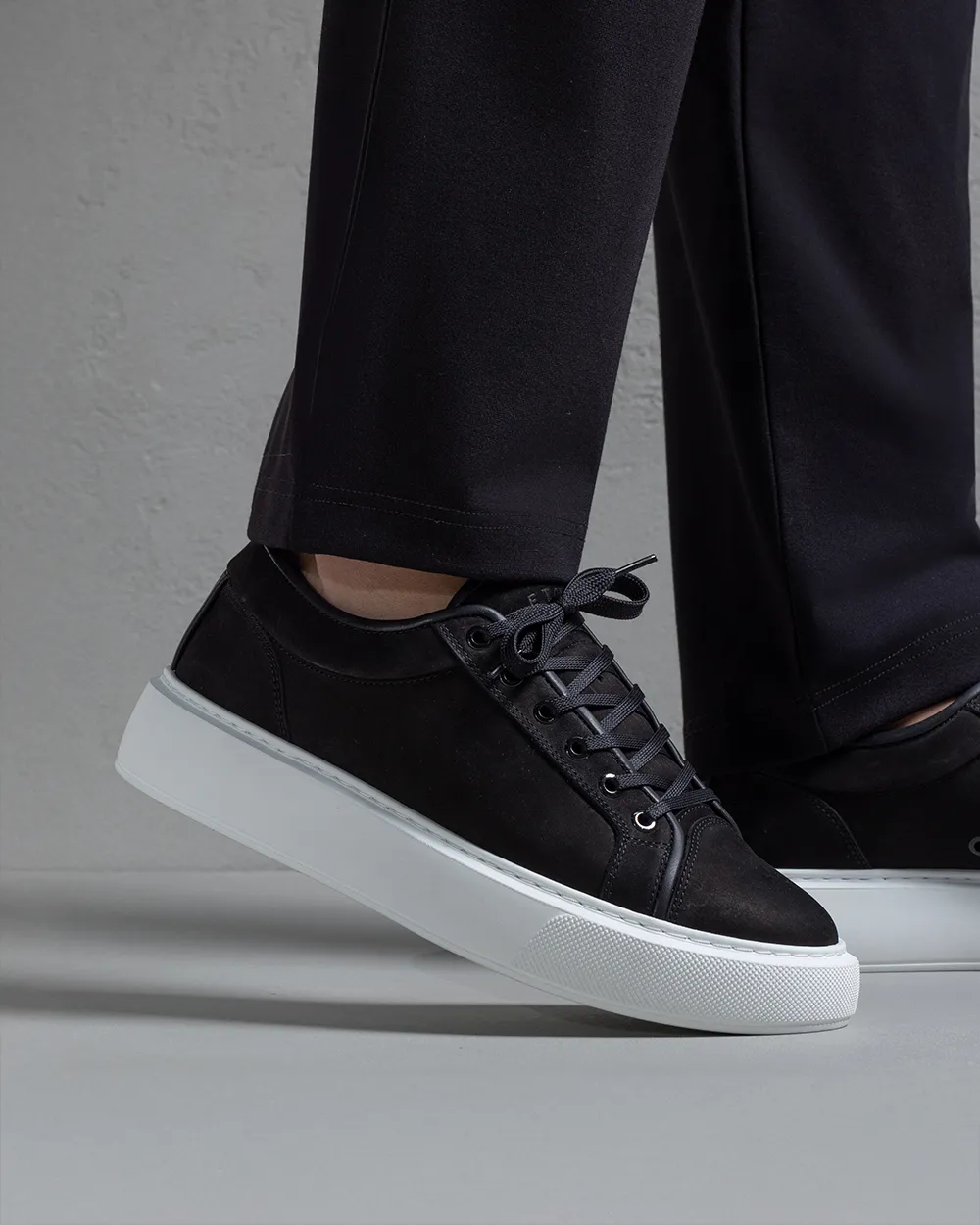 LT 01 Shades Platform Jet Black