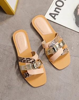 Mules plates beige rosé à brides entremêlées et détails python et dorés