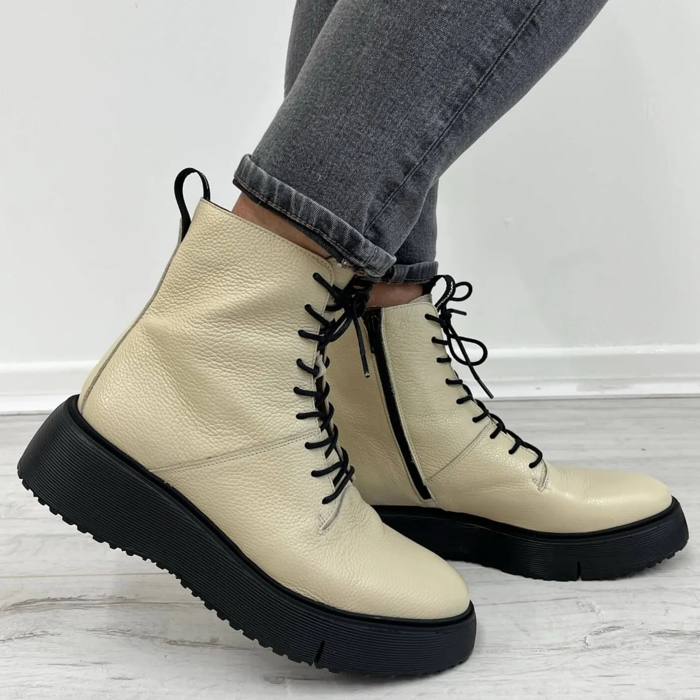 Wonders Cream Leather Lace Up Biker Boots